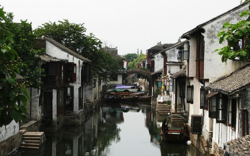 笑脸球的冒险之旅